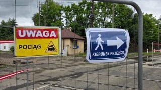 Remont linii kolejowej nr 108: Zamknięcie przejazdu na ulicy Brzozowej w Jedliczu i tymczasowe zmiany dla pieszych