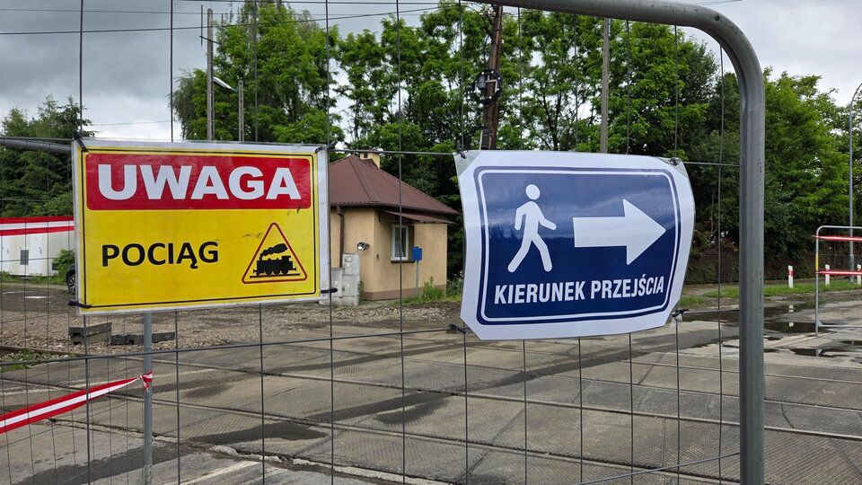 Remont linii kolejowej nr 108: Zamknięcie przejazdu na ulicy Brzozowej w Jedliczu i tymczasowe zmiany dla pieszych