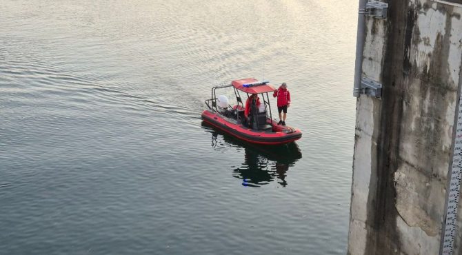 Mężczyzna skoczył z korony zapory, trwa akcja ratunkowa