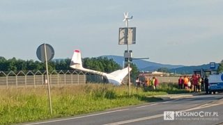 Szybowiec z nieznanych przyczyn spadł bezpośrednio na ogrodzenie lotniska