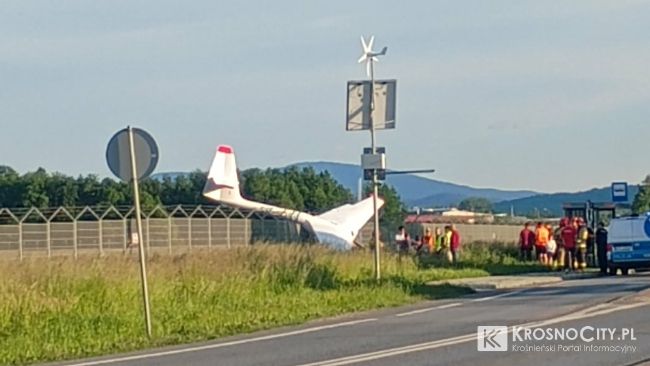 Szybowiec z nieznanych przyczyn spadł bezpośrednio na ogrodzenie lotniska
