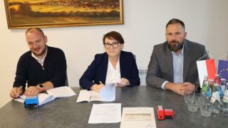 Podpisanie umowy przez burmistrz Krystynę Andruch oraz wykonawcę Łukasza Zająca, właściciela krośnieńskiej firmy KAN-SYSTEM.