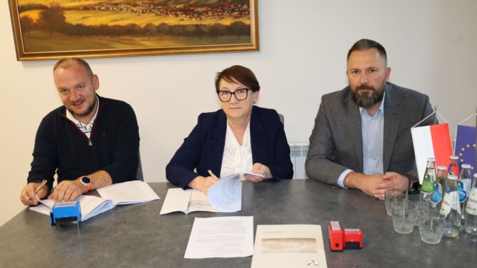 Podpisanie umowy przez burmistrz Krystynę Andruch oraz wykonawcę Łukasza Zająca, właściciela krośnieńskiej firmy KAN-SYSTEM.
