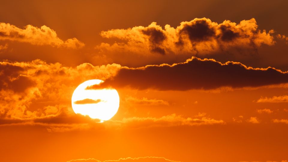 Nadchodzą rekordowe upały. Uważajmy na odpowiednią ochronę przed skwarem.