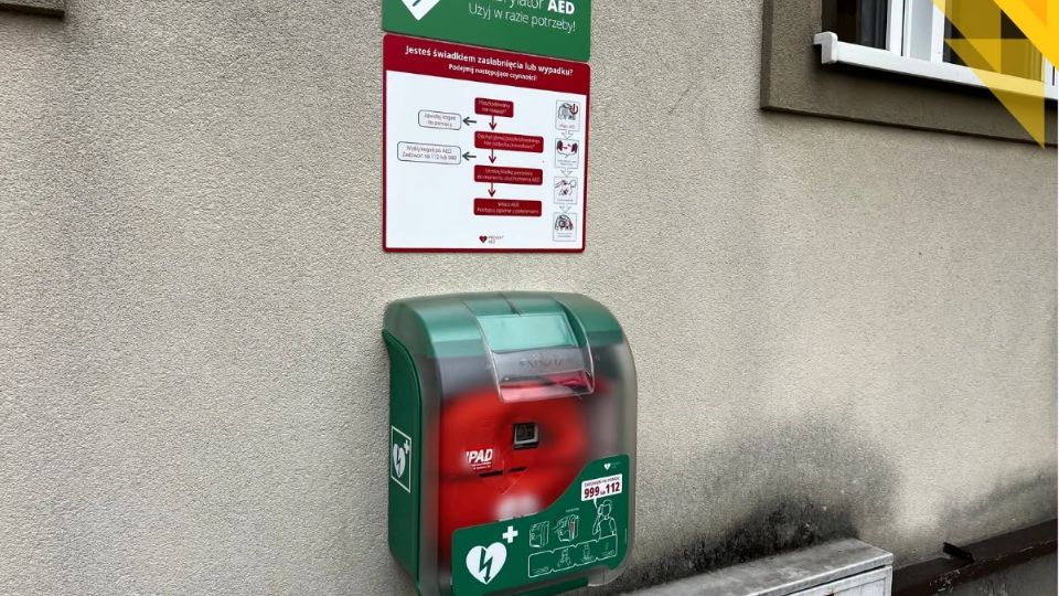 Nowy defibrylator AED przy Szkole Podstawowej nr 8 w Krośnie