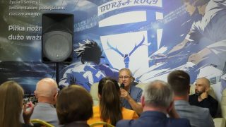 Sportowe emocje i historyczna pamięć na stadionie w Rogach