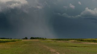 Alert: Synoptycy ostrzegają przed gwałtownymi burzami i ulewami