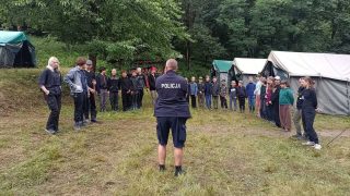 Policjanci prowadzą kontrole obozów harcerskich i spotkania z harcerzami