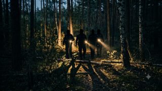 Nocne poszukiwania w kompleksie leśnym. Rymanowscy policjanci w porę odnaleźli 81-latkę