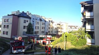 Poranny pożar mieszkania w Rzeszowie – dwie osoby trafiły do szpitala po ewakuacji z balkonu