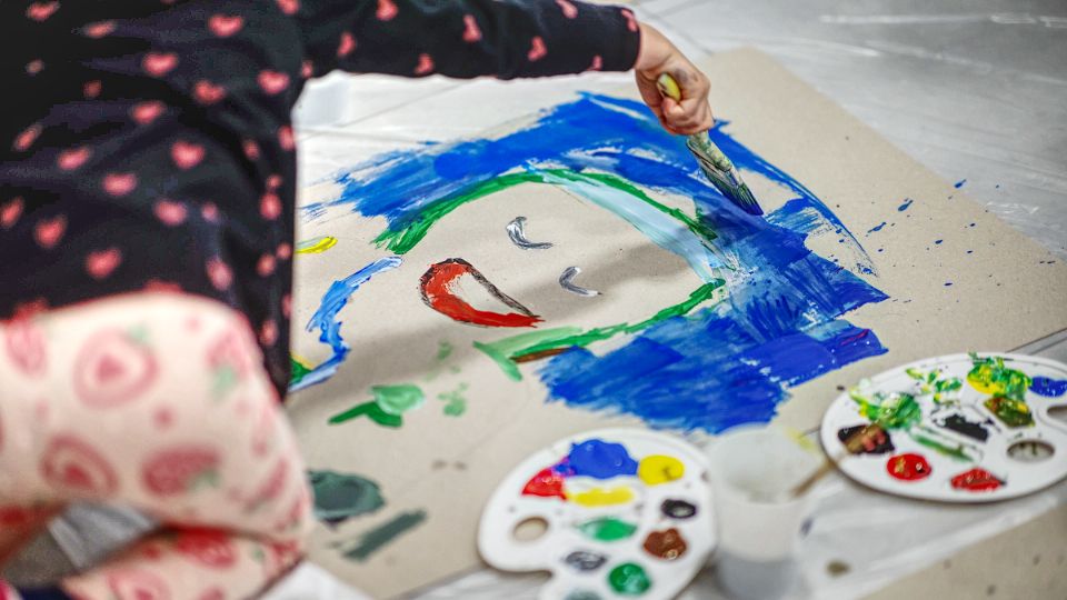 Artystyczna podróż bez paszportu. Wakacyjne warsztaty „Dookoła świata” w krośnieńskim BWA