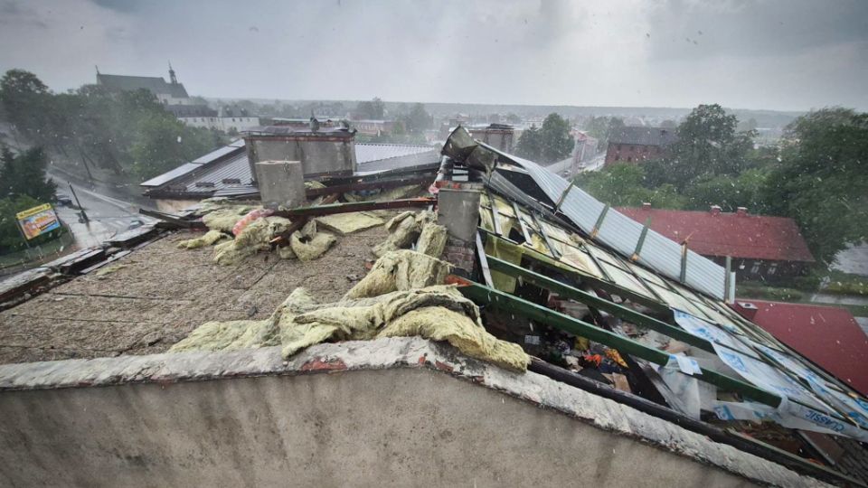 Kilkadziesiąt interwencji straży pożarnej i uszkodzone dachy