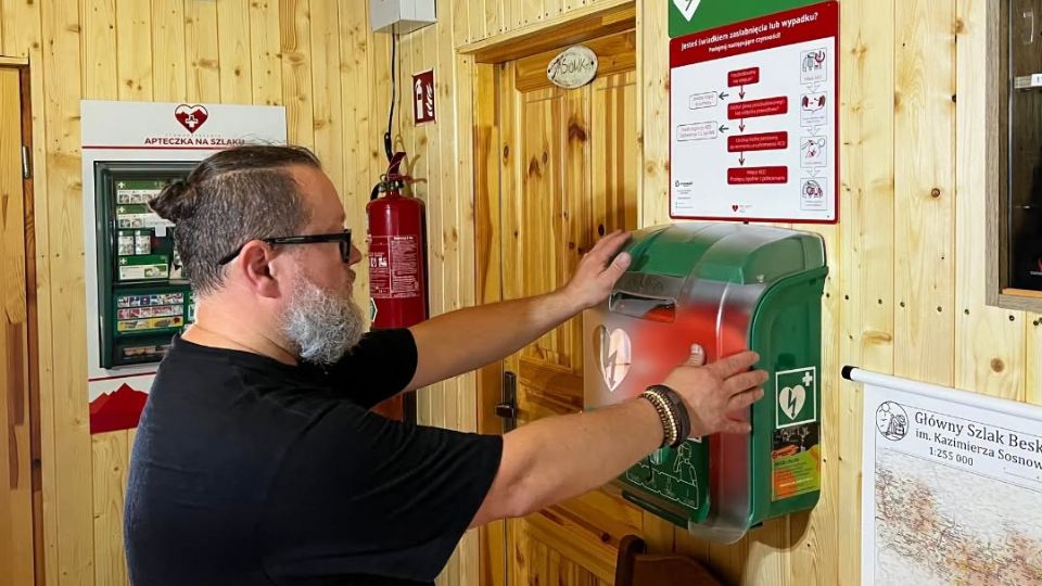 Nowy punkt ratunkowy na bieszczadzkim szlaku. Bacówka Pod Honem z własnym AED