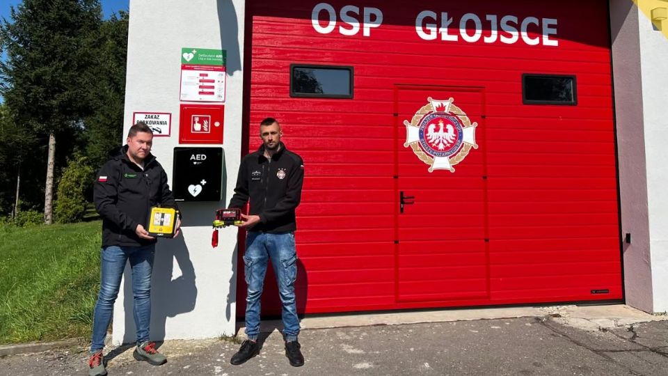 Nowy defibrylator AED w OSP Głojsce. Wkracza nowoczesny sprzęt ratujący życie