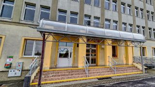 Nowe serce bezpieczeństwa na Zawodziu. Defibrylator AED zamontowany przy Szkole Podstawowej nr 8 w Krośnie