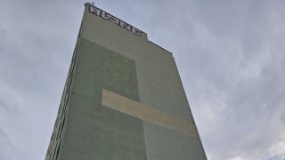 Niebezpieczny finał porannego wandalizmu. Mężczyzna zatrzymany na dachu 11-piętrowca w Jaśle