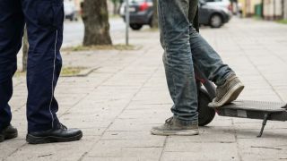 Kosztowna przejażdżka po Krośnie. Dziadek ukarany mandatem za udostępnienie hulajnogi wnukowi