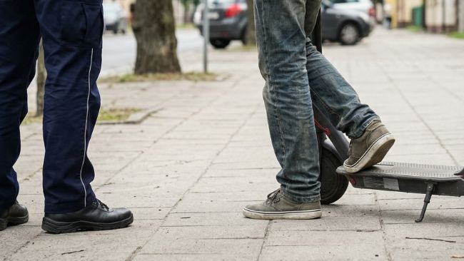 Kosztowna przejażdżka po Krośnie. Dziadek ukarany mandatem za udostępnienie hulajnogi wnukowi