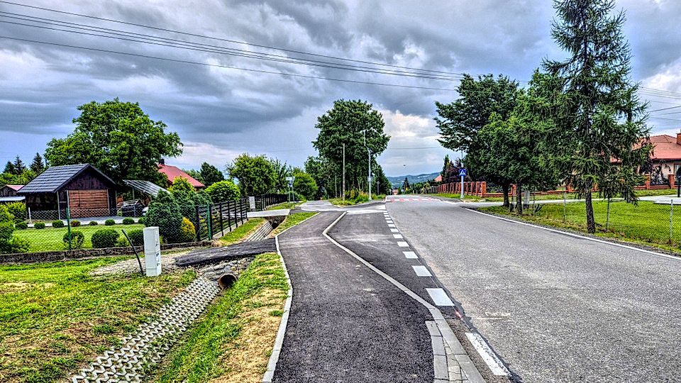 Nowy ciąg pieszy w Łękach Dukielskich. Zakończono przebudowę drogi powiatowej