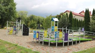 Nowoczesna przestrzeń do zabawy i integracji w Zręcinie. Dzieci mają powody do radości
