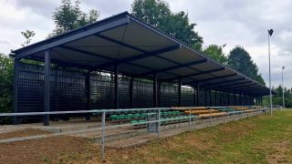 Nowe zadaszenie na obiekcie w Iwoniczu - kibice LKS Iwonka obejrzą mecze w wyższym standardzie