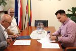 Wójt Wiktor Skwara (17.09) podpisał umowę na realizację kolejnych inwestycji związanych z rozbudową i poprawą oświetlenia ulicznego.