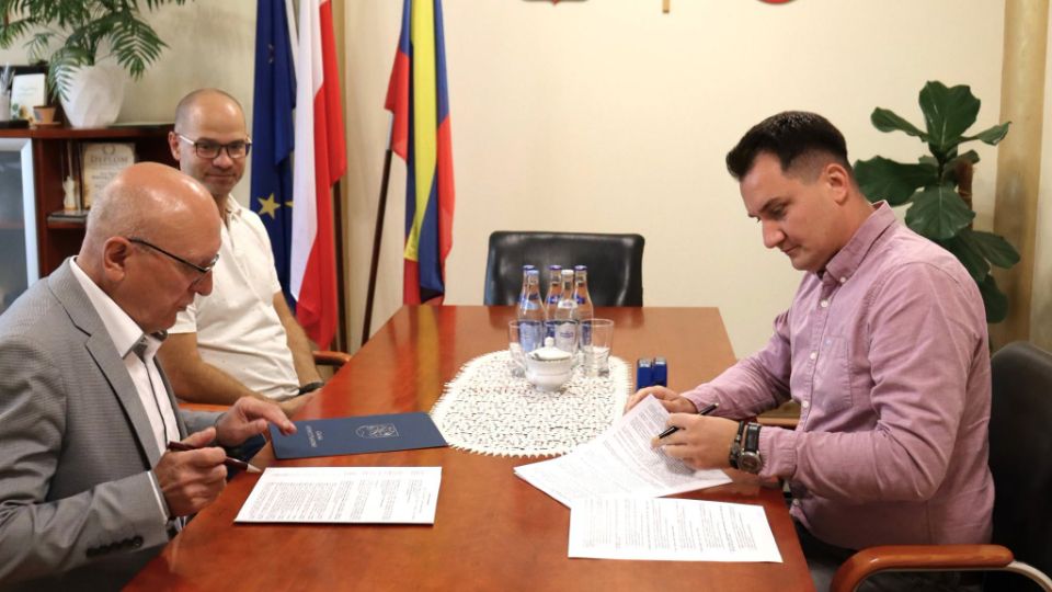 Wójt Wiktor Skwara (17.09) podpisał umowę na realizację kolejnych inwestycji związanych z rozbudową i poprawą oświetlenia ulicznego.