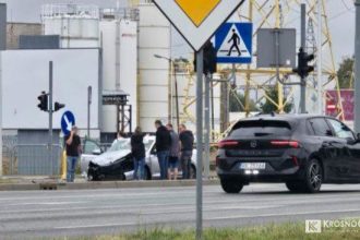 Groźne zderzenie na skrzyżowaniu DK28 w Krośnie: Dwie osoby trafiły do szpitala