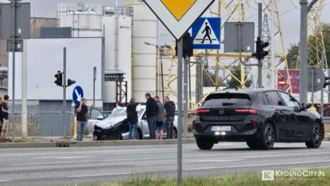 Groźne zderzenie na skrzyżowaniu DK28 w Krośnie: Dwie osoby trafiły do szpitala
