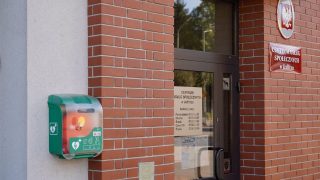 Nowy defibrylator AED w Jedliczu. Szybka pomoc na wyciągnięcie ręki