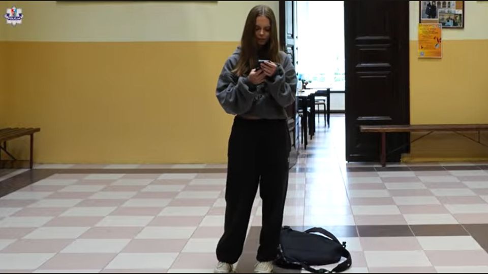 AI może stworzyć fałszywy obraz. Prawdziwą przemoc tworzą ludzie | Spot profilaktyczny Policji