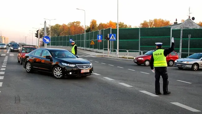 Akcja Znicz 2026: zmiany przy cmentarzach. Policja apeluje o ostrożność