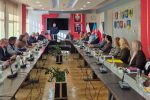 Służby, samorządowcy i szefowie szkół rozmawiali o bezpieczeństwie. W Starostwie odbyło się spotkanie kryzysowe