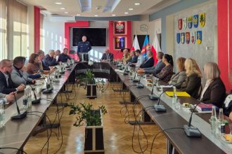 Służby, samorządowcy i szefowie szkół rozmawiali o bezpieczeństwie. W Starostwie odbyło się spotkanie kryzysowe