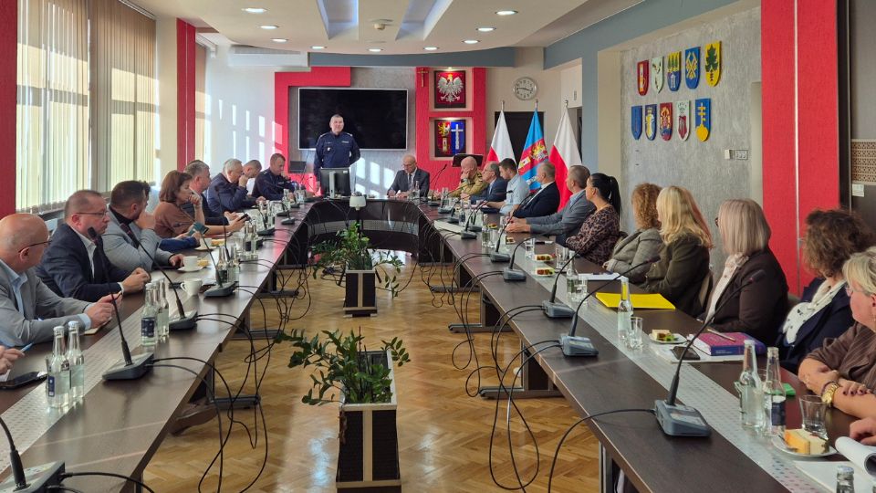 Służby, samorządowcy i szefowie szkół rozmawiali o bezpieczeństwie. W Starostwie odbyło się spotkanie kryzysowe