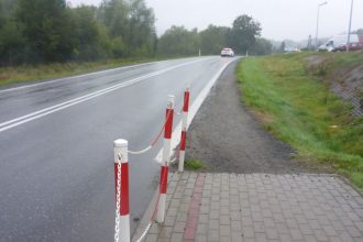 Nowy chodnik i bezpieczniejsze przejścia. GDDKiA inwestuje w Starą Birczę przy DK28