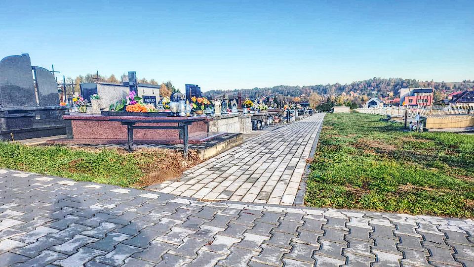 Nowe alejki i utwardzone punkty wody na Cmentarzu Komunalnym w Krościenku Wyżnym