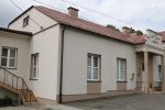 Nowe oblicze Domu Ludowego w Zręcinie. Elewacja budynku przeszła gruntowny remont