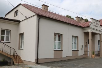 Nowe oblicze Domu Ludowego w Zręcinie. Elewacja budynku przeszła gruntowny remont