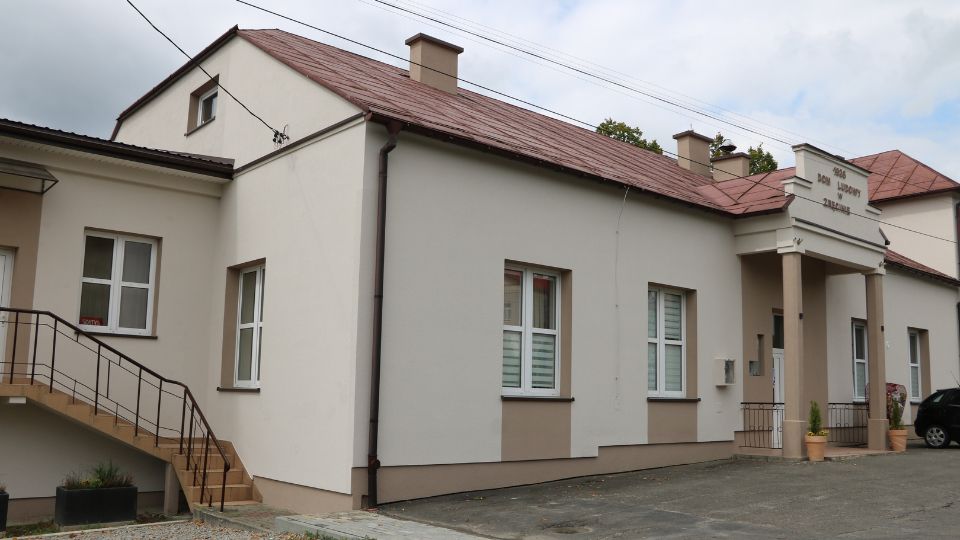 Nowe oblicze Domu Ludowego w Zręcinie. Elewacja budynku przeszła gruntowny remont