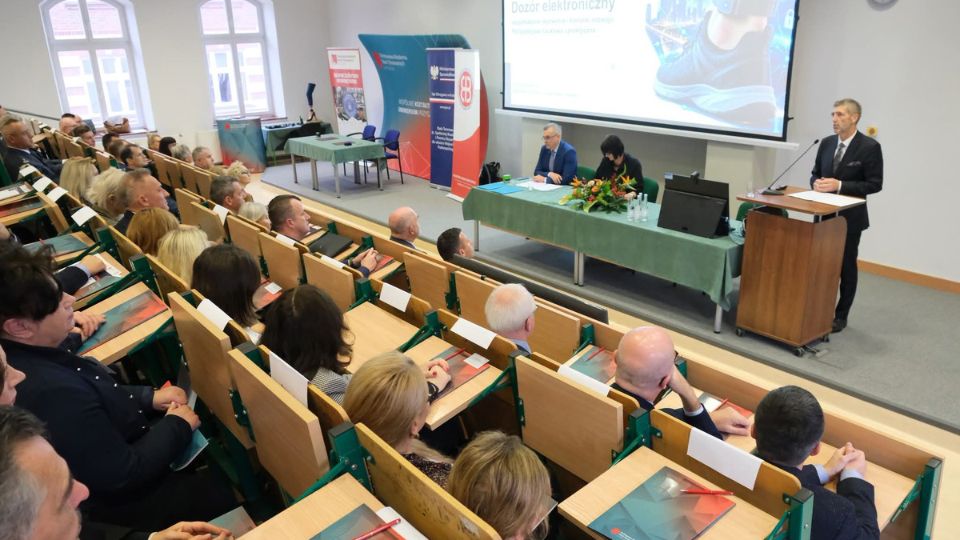 O wyzwaniach dozoru elektronicznego. Wyjątkowa konferencja naukowa w krośnieńskim PANS
