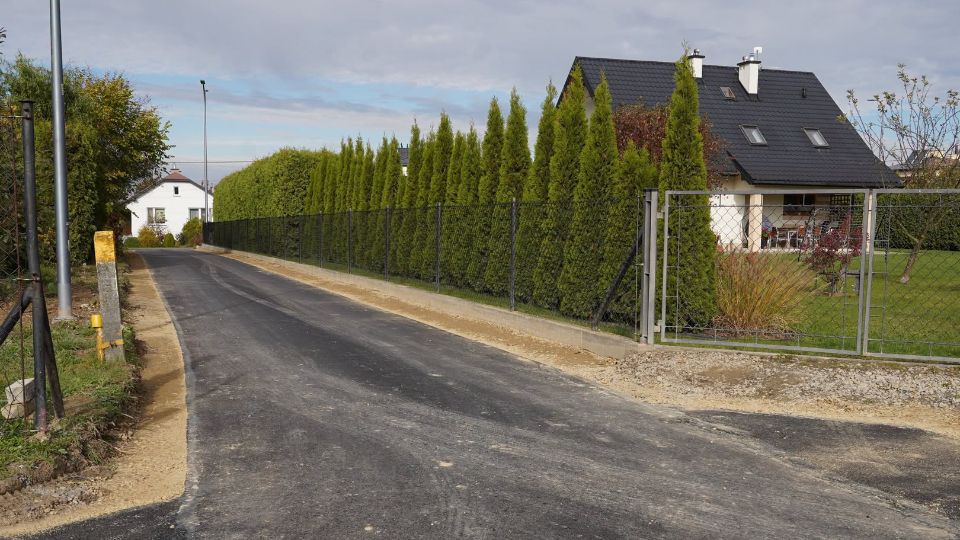 Nowa nawierzchnia i utwardzone pobocza. Dobieszyn ma zmodernizowaną drogę wewnętrzną
