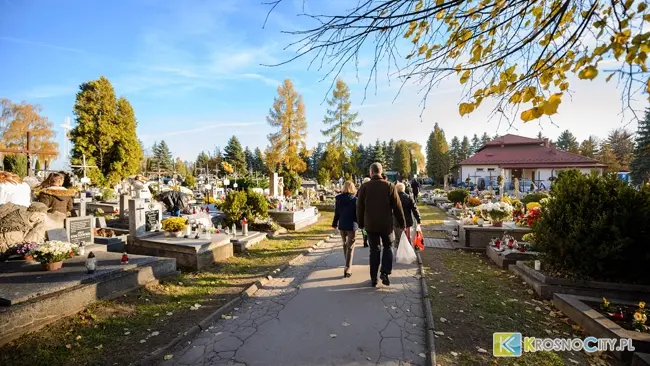 Wszystkich Świętych na cmentarzach. Policja apeluje o ostrożność i zapowiada więcej patroli