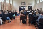 Jak bezpiecznie korzystać z sieci i reagować w sytuacjach zagrożenia. Policjanci z wizytą w SP nr 8 w Krośnie