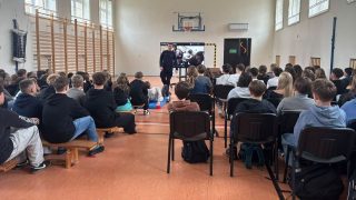 Jak bezpiecznie korzystać z sieci i reagować w sytuacjach zagrożenia. Policjanci z wizytą w SP nr 8 w Krośnie