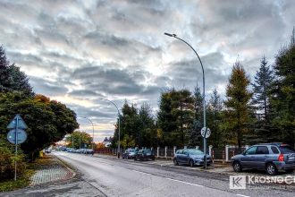Słupy oświetleniowe zabierają miejsca parkingowe na Lelewela. Radny chce przeniesienia latarni