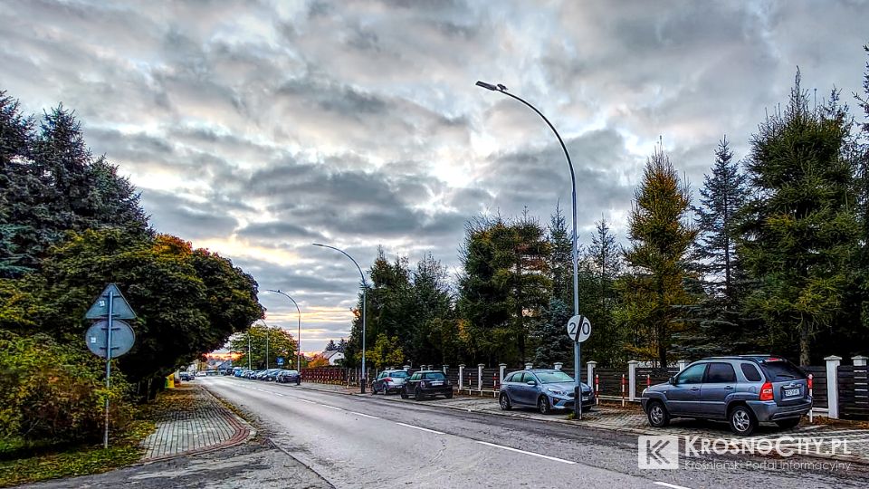 Słupy oświetleniowe zabierają miejsca parkingowe na Lelewela. Radny chce przeniesienia latarni