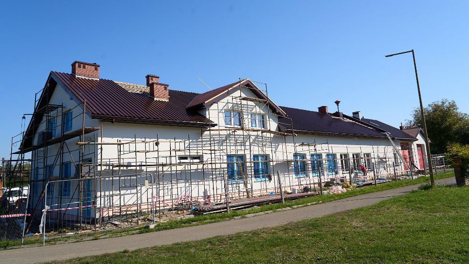 Trwa gruntowna modernizacja budynku i strażnicy OSP w Długiem