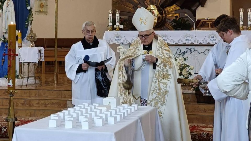 Dziś w Krośnie pożegnano dzieci zmarłe przed narodzeniem. Poruszająca uroczystość w Sanktuarium św. Jana Pawła II