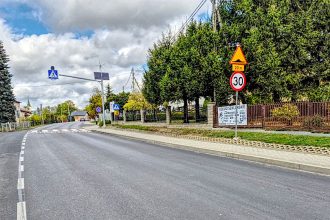 Zakończyła się modernizacja ul. Łukasiewicza w Zręcinie. Odcinek drogi zyskuje nową nawierzchnię